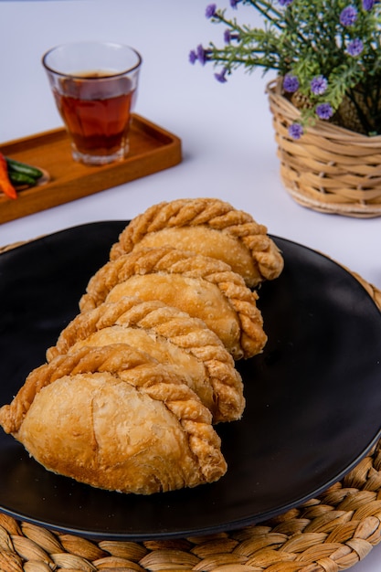 Curry puff or Pastel goreng it is a small pie consisting of curry with chicken and potatoes in a deepfried or baked pastry shell The curry is quite thick to prevent it from oozing out of the snack