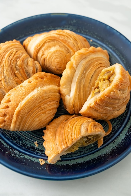 Карри пуф фаршированный курица на тарелке