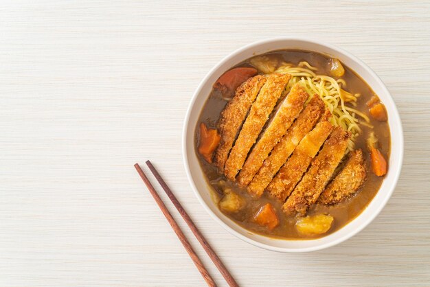 curry ramen noodles met tonkatsu gebakken varkenskotelet - Japanse voedselstijl