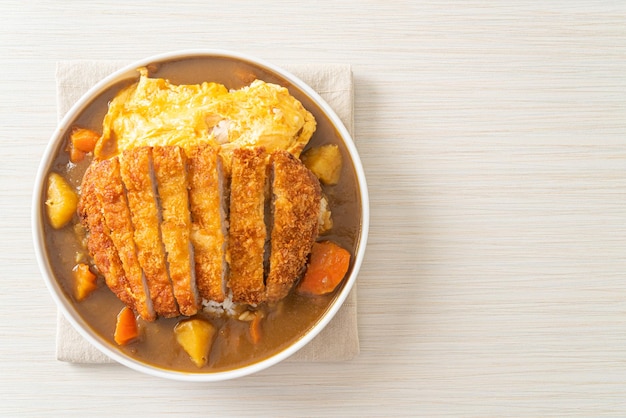 Riso al curry con cotoletta di maiale fritta e frittata cremosa