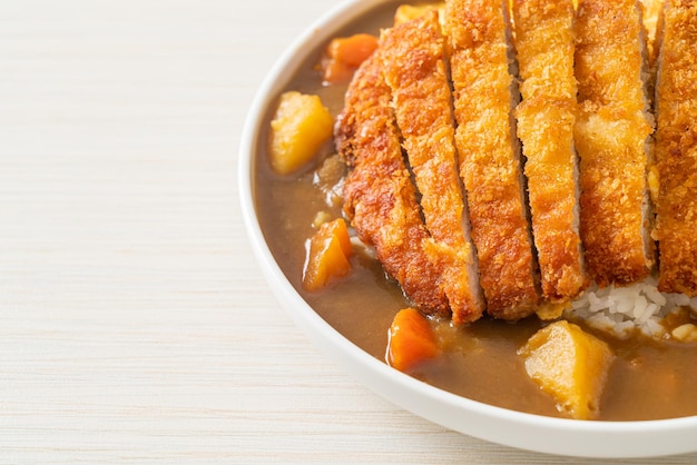 とんかつとクリーミーなオムレツのカレーライス