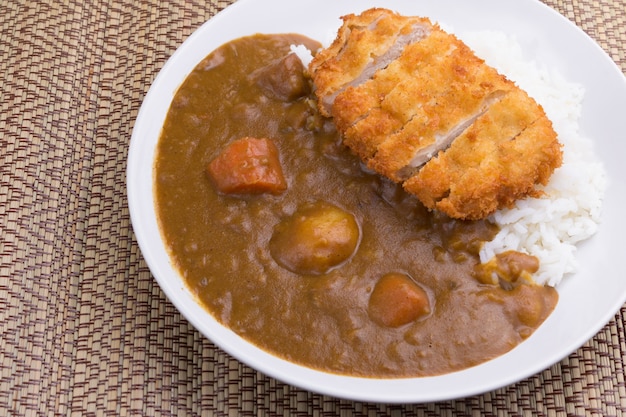 Curry rijst met gebakken varkensvlees. Japans eten Tonkatsu curry rijst