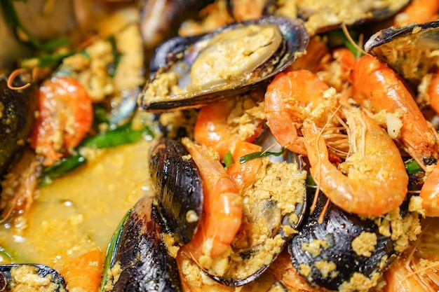 Gamberi al curry e cozze nel buffet della linea internazionale