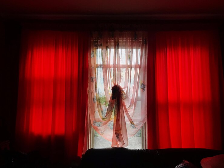 फोटो curtain hanging against window at home
