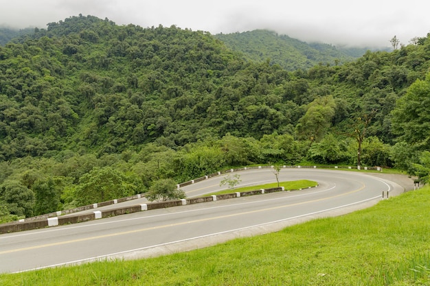 Photo curve on a mountain route in tucuman argentina