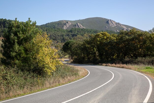 Berzocana カセレス スペイン近くの道路のカーブ