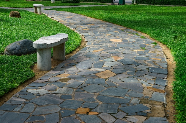 Foto passaggio pedonale in pietra curva nel giardino