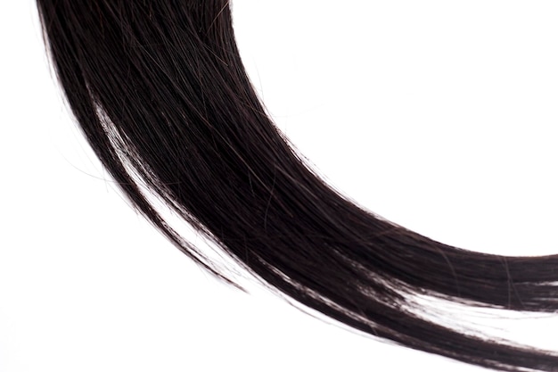 Фото Кривые черные длинные волосы, изолированные на белом фоне, удлинения волос вблизи