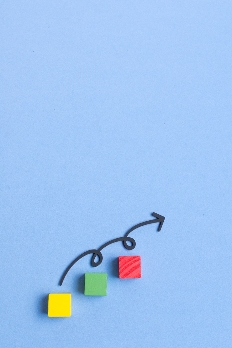 Photo curvy line arrow pointing up and colorful cubes