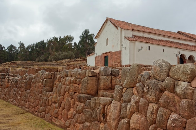 Cusco Peru Chinchero dorp op de heilige vallei Landbouwterrassen en ruïnes