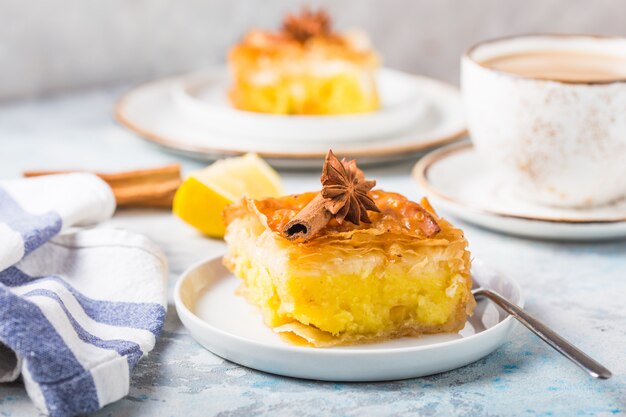 "Galaktoboureko"의 커스터드 또는 bougatsa 그리스 전통 디저트 시럽 팬에 구운.