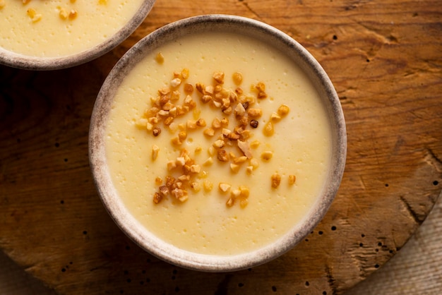 Custard is een zuiveldessert dat wijdverspreid is in de Spaanse gastronomie. Het is een crème gemaakt met melk, b.v