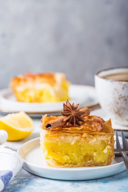 Custard van "Galaktoboureko" of bougatsa Grieks traditioneel dessert gebakken in een pan met siroop.