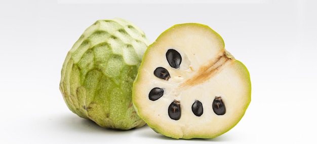 Custardappel of cherimoya geïsoleerd op wit.