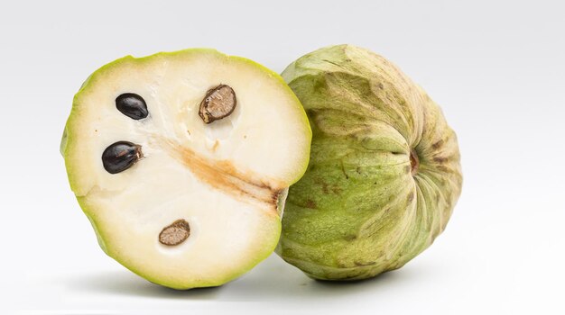 Custardappel of cherimoya geïsoleerd op wit.