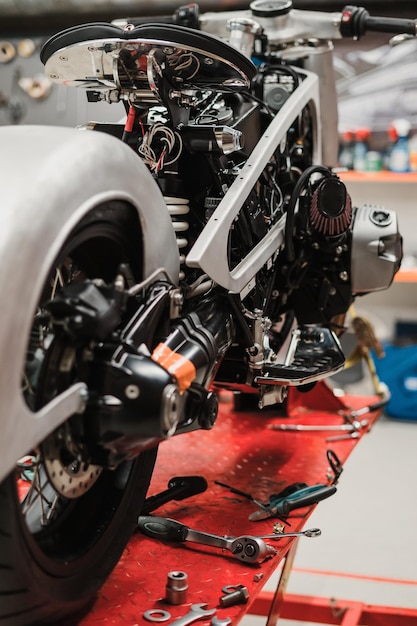 Foto motocicletta personalizzata in piedi in officina