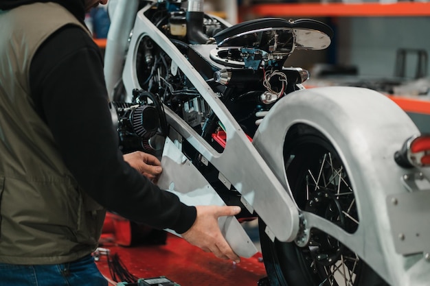 Foto motocicletta personalizzata in piedi in officina