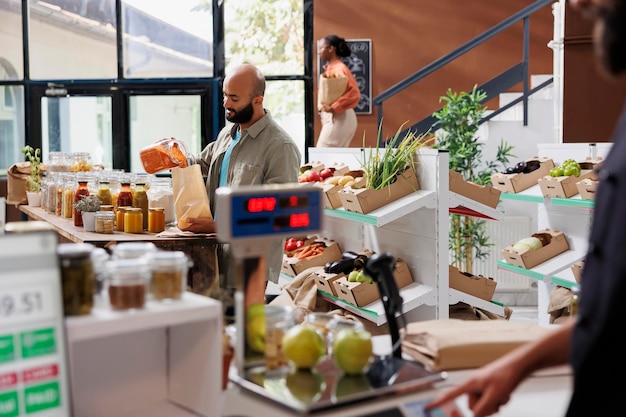 Foto cliente che compra cereali dal negozio locale