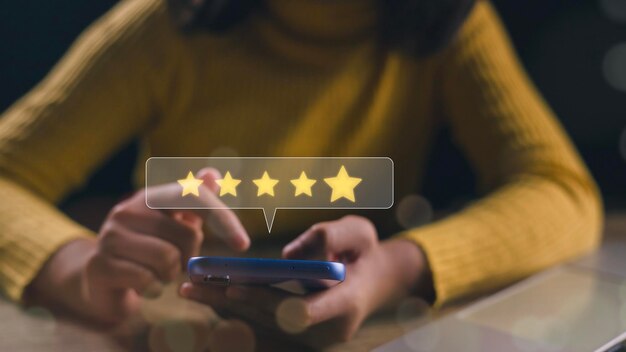 Клиент может оценить качество обслуживания, что приводит к рейтингу репутации бизнеса. Пользователь дает оценку опыту обслуживания в онлайн-приложении. Концепция опроса о удовлетворении клиентов.