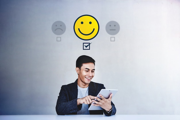 Концепция клиентского опыта. Бизнесмен дает свой положительный отзыв в онлайн-опросе удовлетворенности