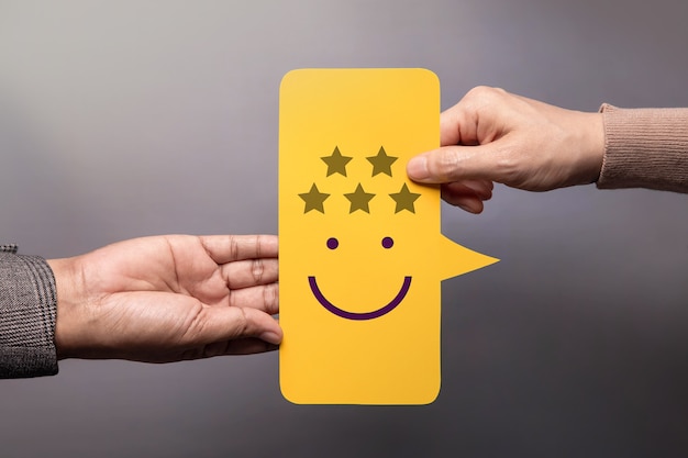 Фото Концепция клиентского опыта. счастливый клиент, дающий бизнесмену пятизвездочный рейтинг и улыбающееся лицо на карточке с пузырьковой речью. положительный отзыв. исследование удовлетворенности. высокая лучшая отличная оценка