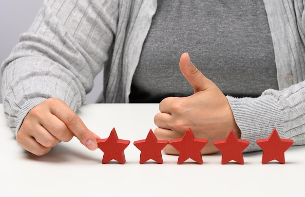 Foto customer experience feedback concept: 5 stelle rosse, il miglior rating di un servizio eccellente