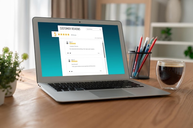 Foto analisi dell'esperienza del cliente e delle recensioni tramite software per computer alla moda per il business aziendale