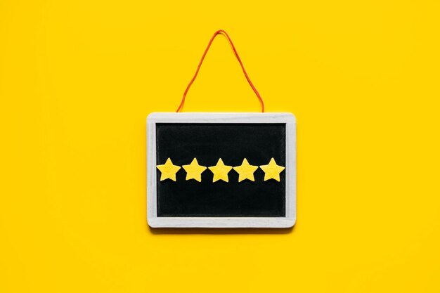 Foto concetto di recensione dell'esperienza del cliente cinque stelle gialle valutazione eccellente in cornice su sfondo giallo