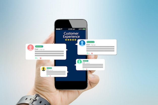 カスタマーエクスペリエンス、レビューのコンセプト。携帯電話を保持している手