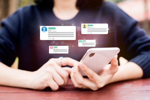 写真 顧客体験レビューフィードバックコンセプト携帯電話を使用した手