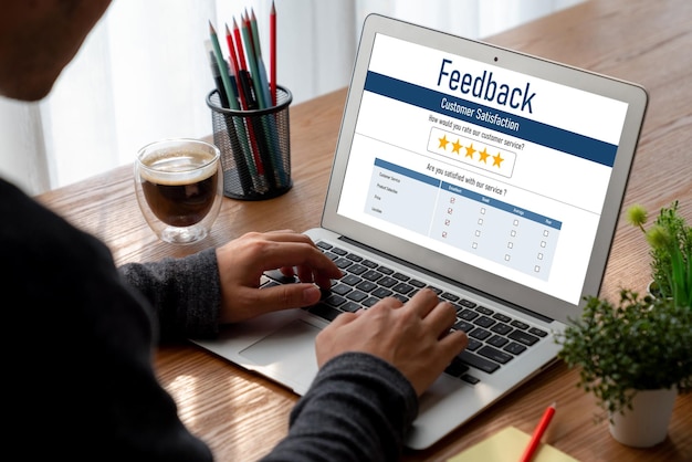 Foto analisi dei feedback e delle recensioni dei clienti mediante software informatico moderno