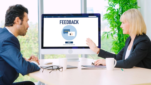 Foto feedback dei clienti e analisi delle recensioni tramite software per computer alla moda
