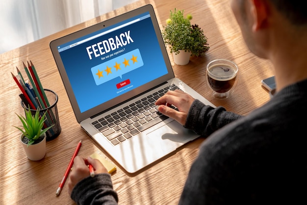 Foto feedback dei clienti e analisi delle recensioni tramite software per computer alla moda