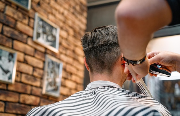 Photo customer getting a haircut at beauty salon