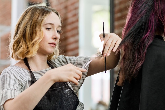 Cliente che si taglia i capelli in un salone di bellezza