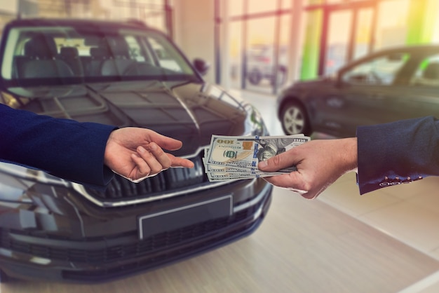 판매 또는 새 차를 빌릴 수있는 판매자에게 돈을주는 고객.