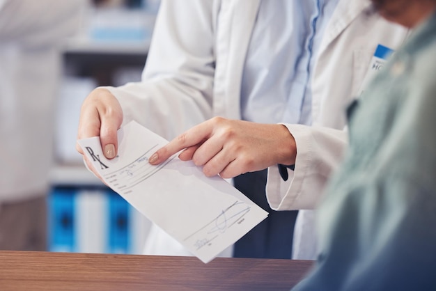 顧客向けのヘルプ ペーパーと薬剤師の手で、説明の領収書情報や健康上のアドバイスを説明します。 店舗のクリニックの顧客との病院のコミュニケーションや、処方箋での医療専門家のクローズ アップのポイント