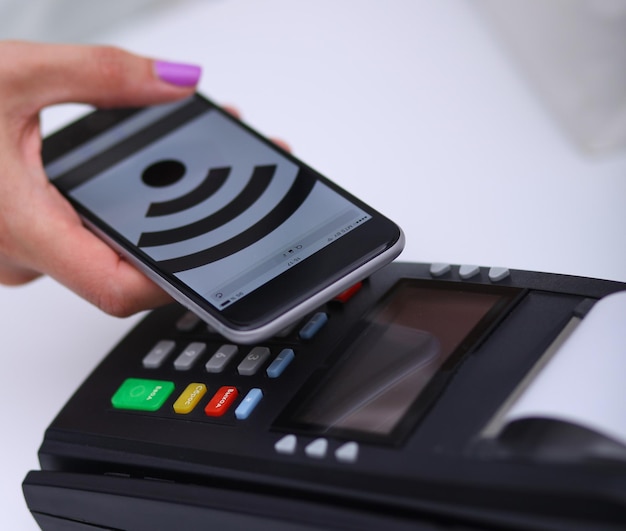 NFC 技術を使用して店内のスマートフォンで顧客が支払い中 NFC 技術 顧客が支払い中