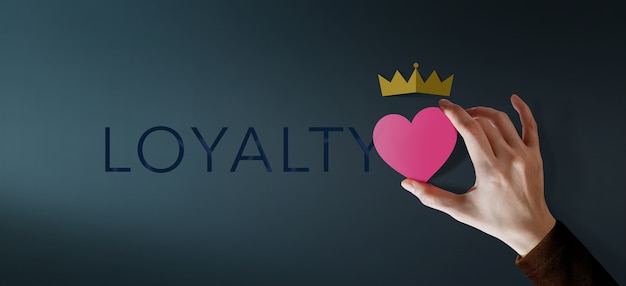 Photo customer loyalty concept. client experiences. happy customer giving excellent services rating for satisfaction present by heart and crown