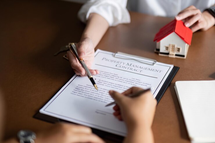 फोटो customer meet and negotiation with real estate agents about renting buying home real estate agent negotiate talk about the terms of the home purchase agreement and asked customer to sign contract