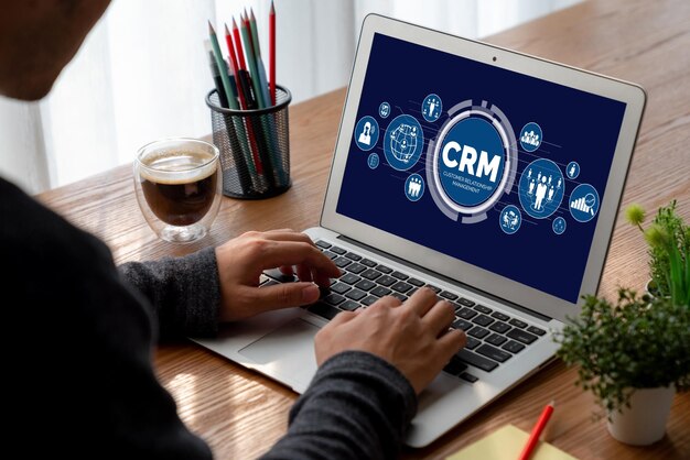 Система управления взаимоотношениями с клиентами на модном компьютере для бизнеса CRM