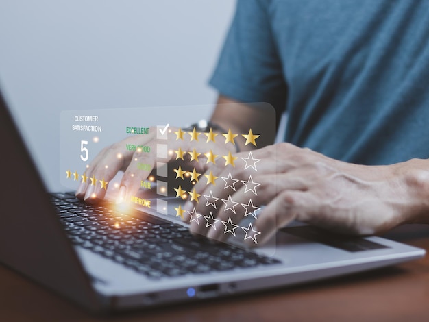 カスタマーレビュー満足度フィードバック調査の概念ユーザーがサービス体験に評価を与える
