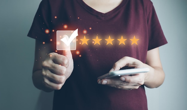 Valutazione della soddisfazione del cliente valutazione 5 stelle online l'utente ha ricevuto un servizio eccellente recensisci il servizio con il punteggio più alto la migliore attenzione ha impressionato ottimo servizio feedback da parte degli ospiti