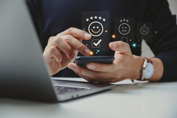 Photo customer satisfaction concept young man using smartphone check mark icon face emoticon smiley for evaluate product and service