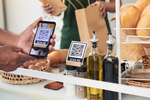 Il cliente esegue la scansione del codice qr con lo smartphone quando riceve l'ordine di ritiro al bar