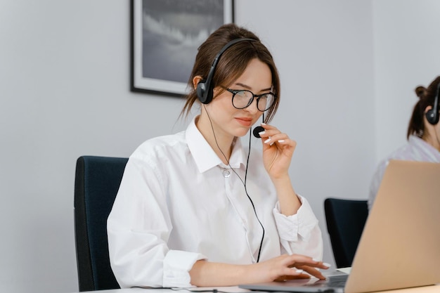 Агент по обслуживанию клиентов на работе