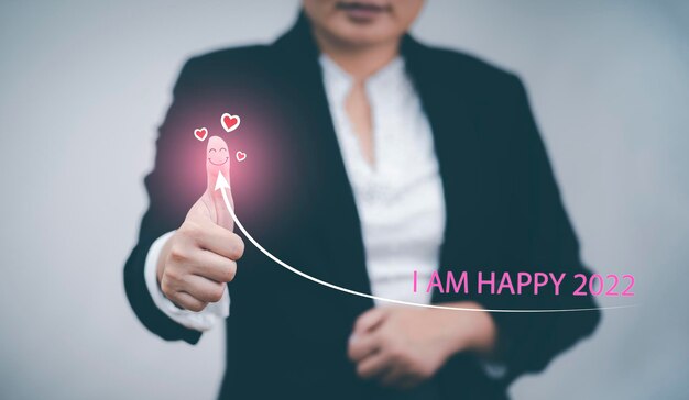 Обслуживание клиентов и концепция удовлетворенности и числа 2022, деловые женщины с большим пальцем вверх Положительные эмоции значок счастливого улыбающегося лица для повышения удовлетворенности обслуживанием . рейтинг очень впечатлил.