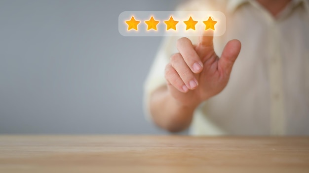 고객 서비스 및 만족도 개념, Five Star를 누르는 고객의 손이 제시하는 만족도에 대한 최고의 서비스 평가