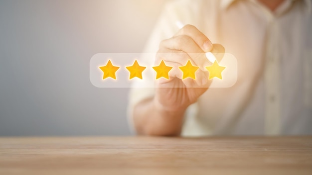 カスタマーサービスと満足度の概念、5つ星を押すクライアントの手によって提示された満足度のための最高の優れたサービス評価