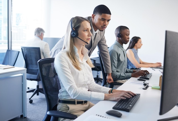 Customer service training en zakelijke mensen met discussie via computer voor telecom oplossing of hulp Office headset en mentor met beoordeling van stagiaire voor call center telemarketing en leren